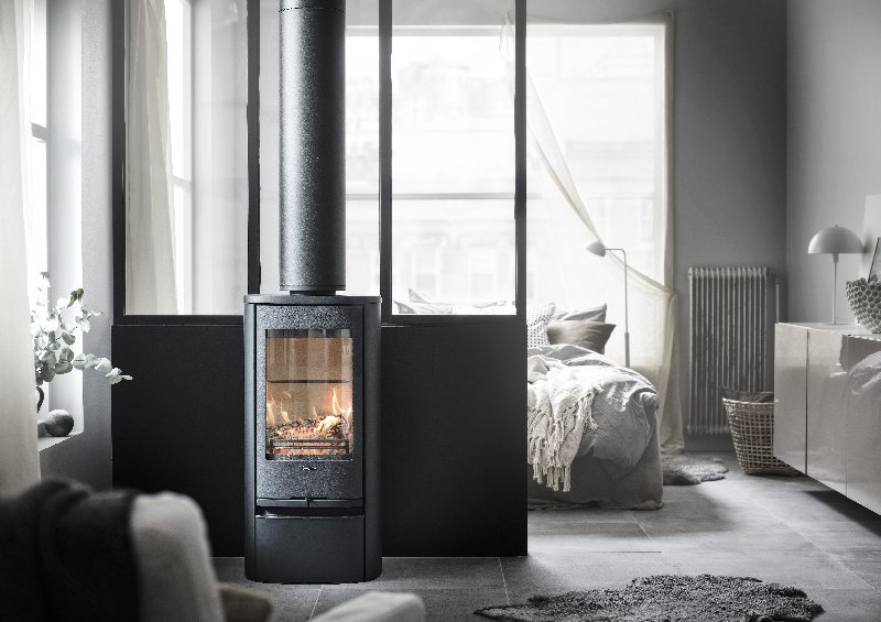Contura 810 schwarz – Tür aus Gusseisen, obere Ablage aus lackiertem Aluminium und Tür