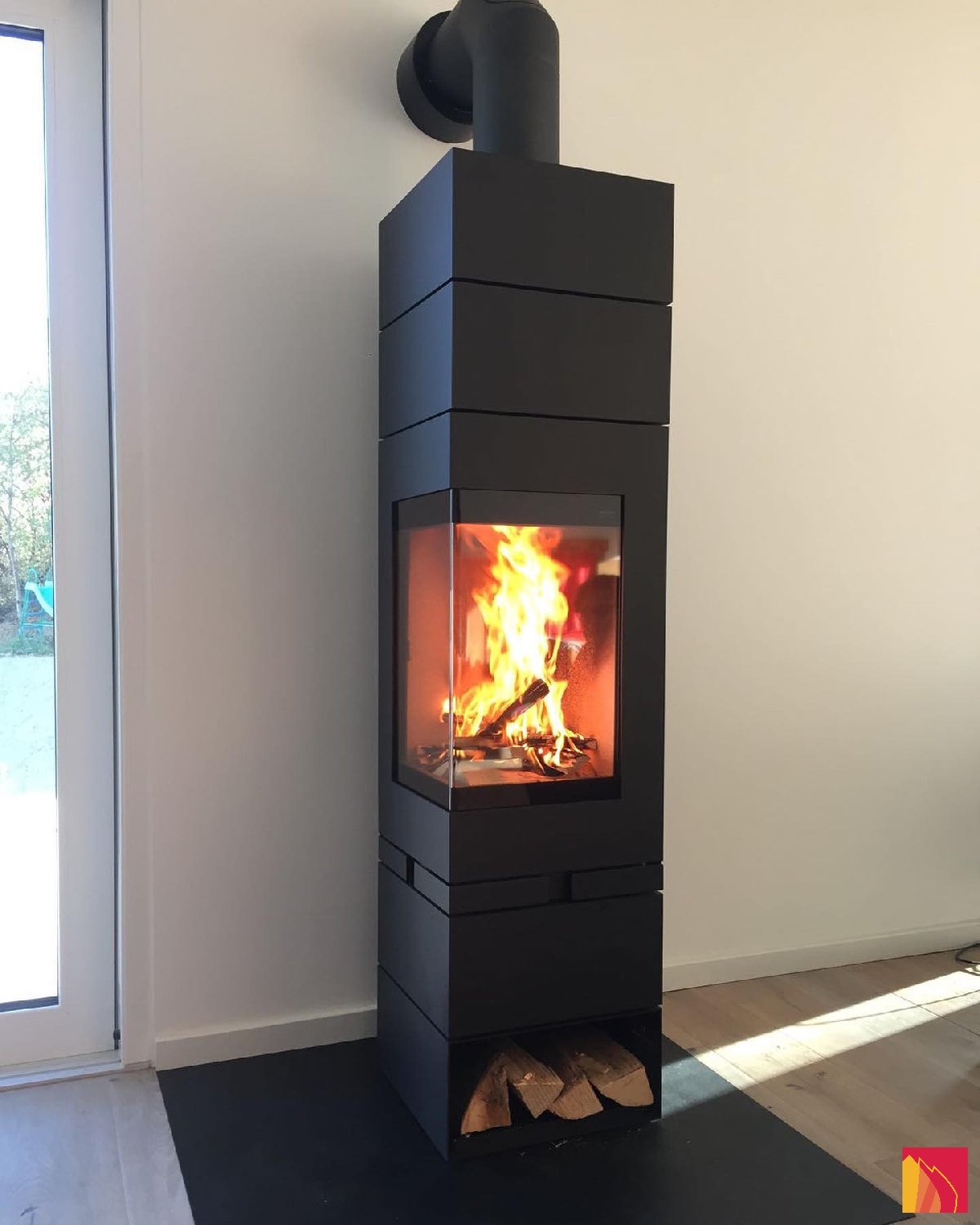 Estufa de leña Skantherm Elements 400 ángulo - Carron-Lugon