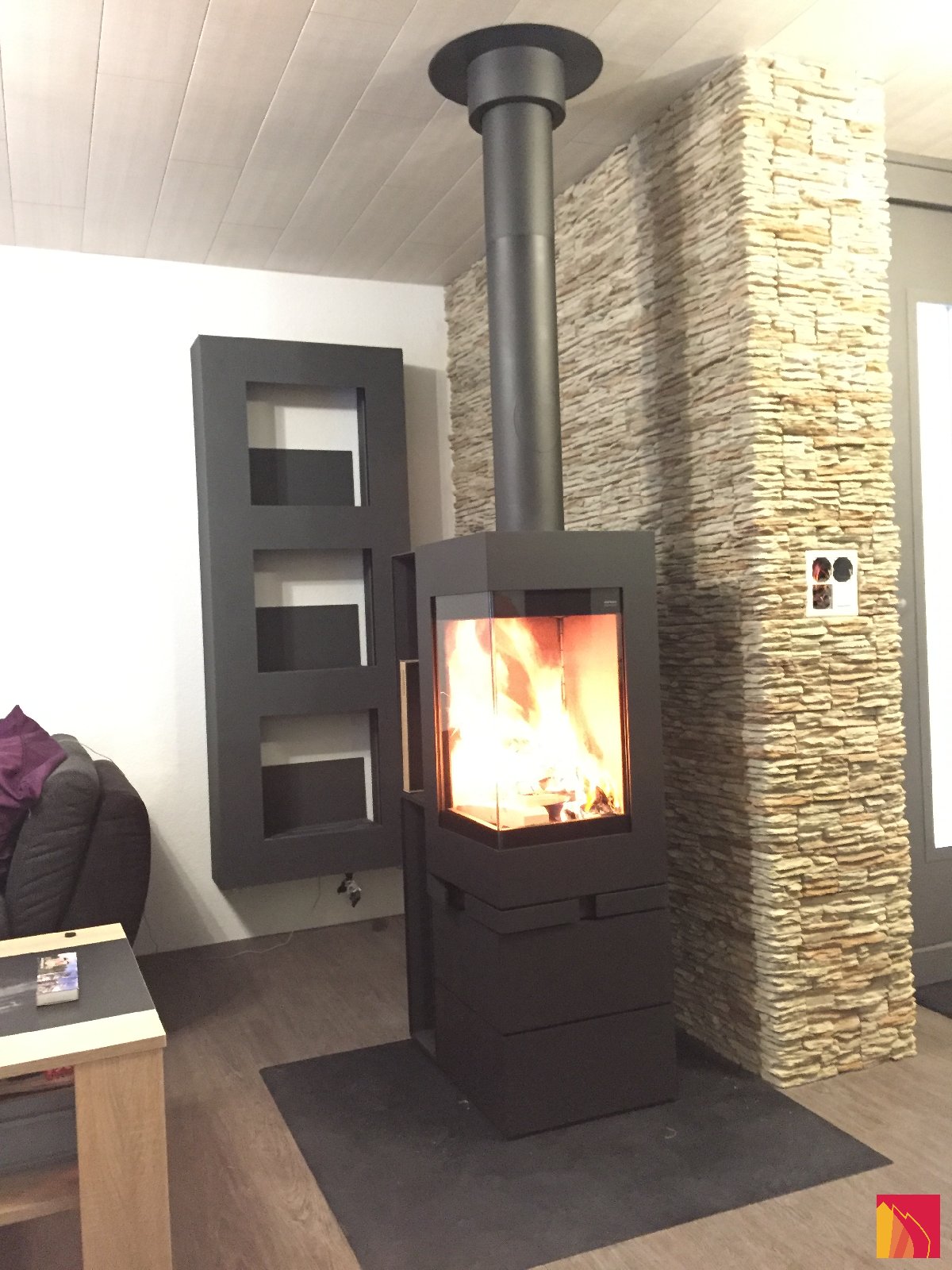 Estufa de leña Skantherm Elements 400 ángulo - Carron-Lugon
