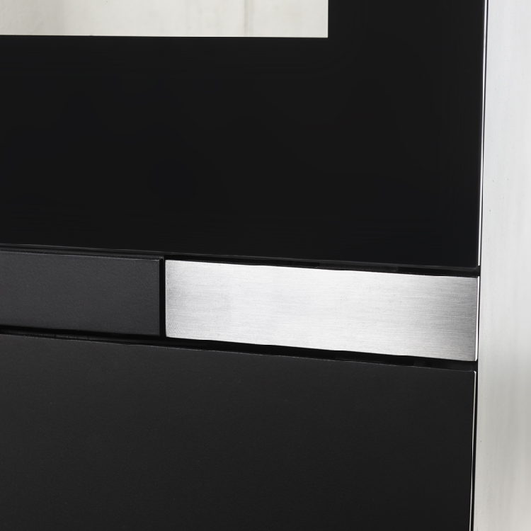 Integrierter Türgriff mit Magnetverschluss. Erhältlich in Stahl oder schwarzem Edelstahl.