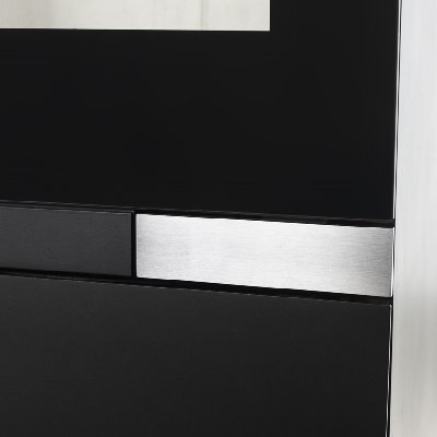 Manija de la puerta integrada con cierre magnético. Disponible en acero o en acero inoxidable negro.