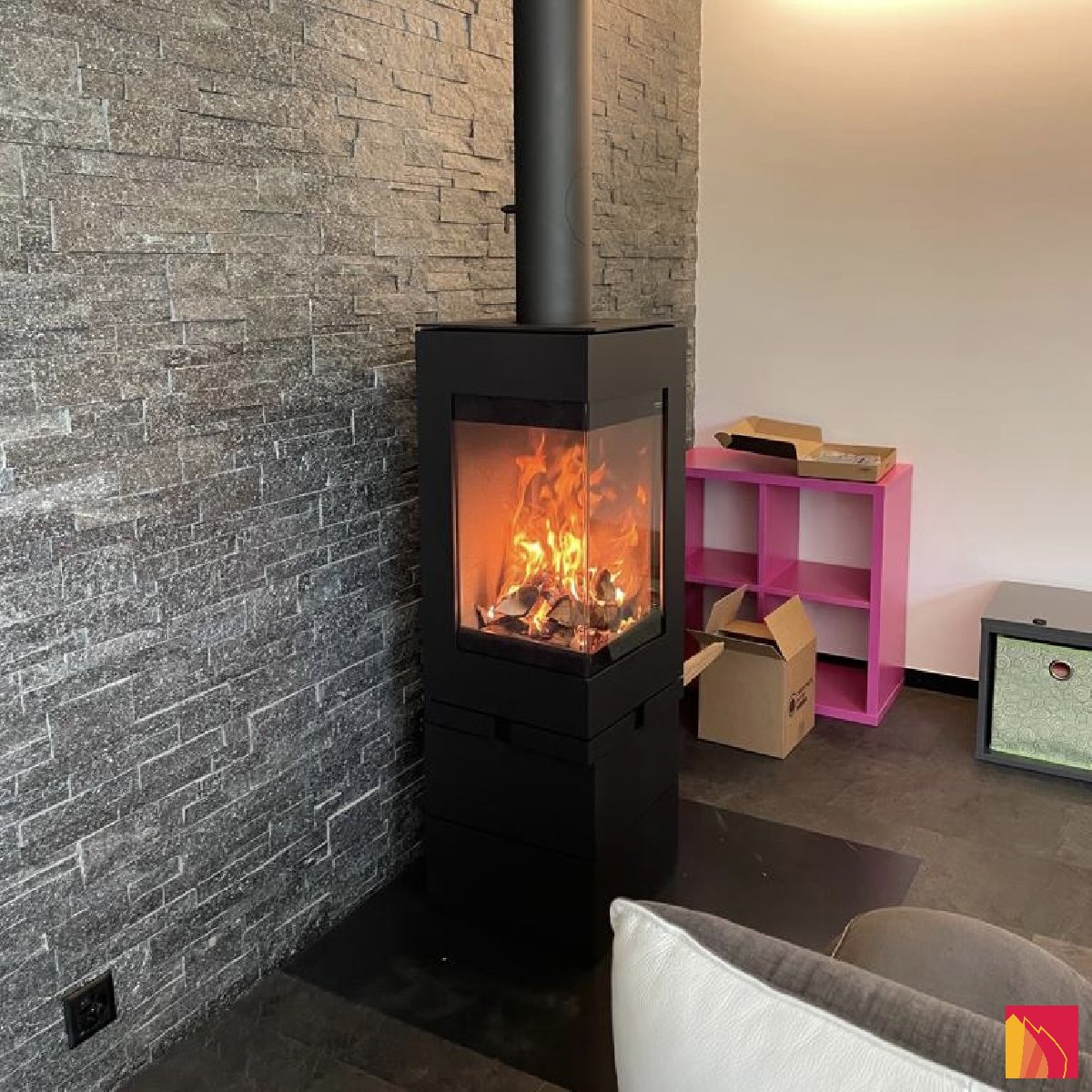 Estufa de leña Skantherm Elements 400 ángulo - Carron-Lugon