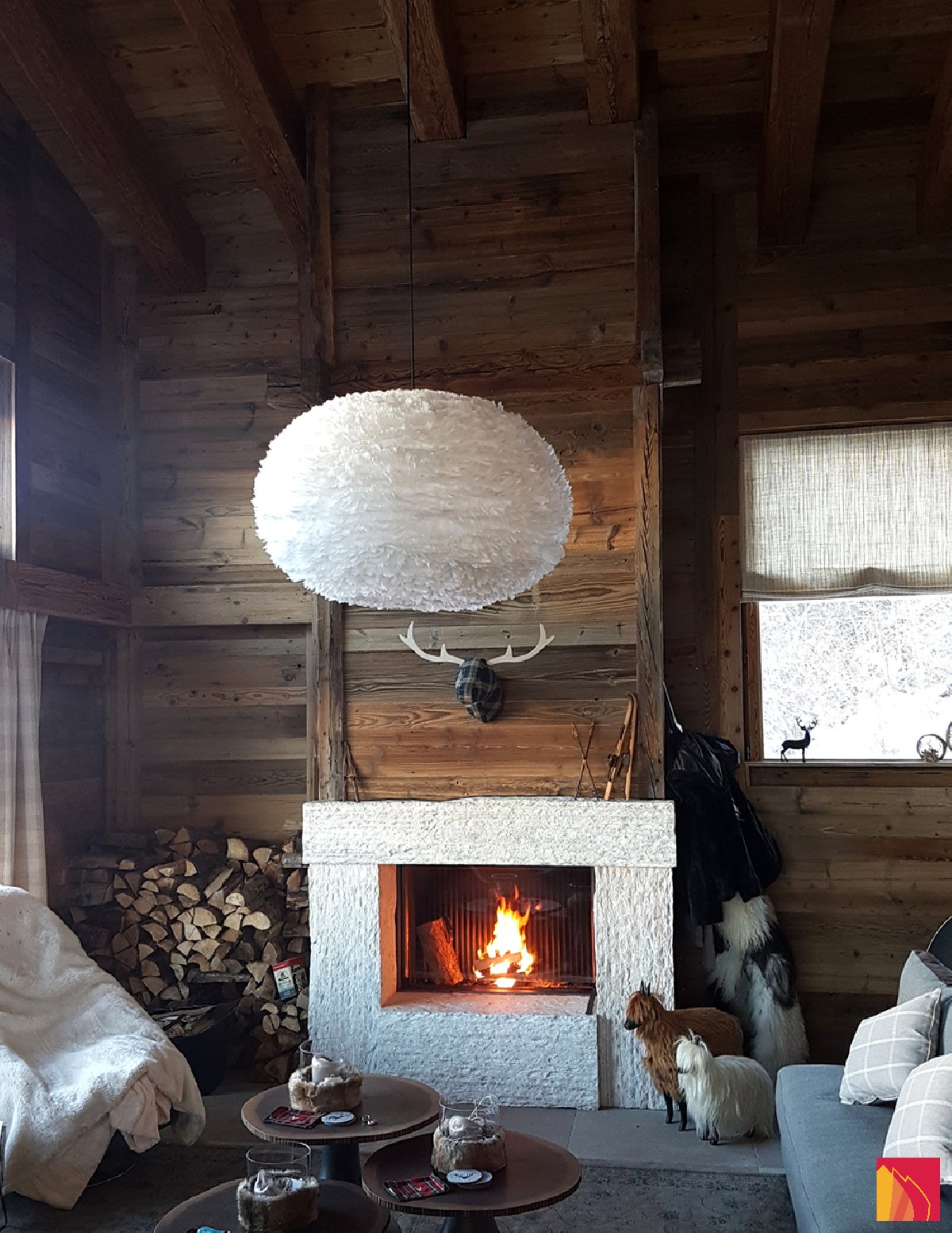 Chimenea frontal con chimenea de madera y base de piedra flambeada de St-Léonard - Carron-Lugon